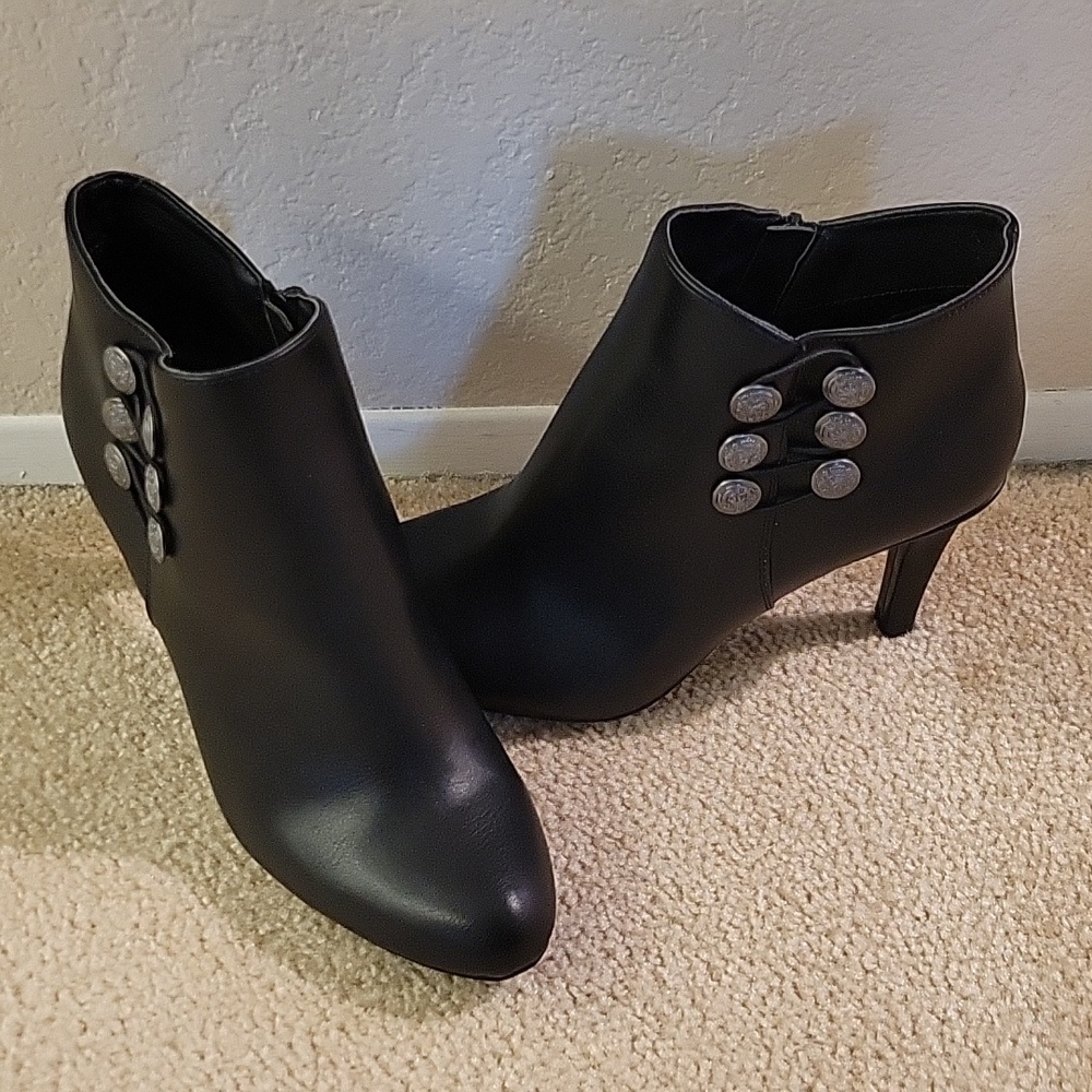 Shoes - Picture 3 of 7